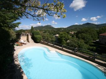 Mas provençal avec une vue magnifique situé dans un village pittoresque