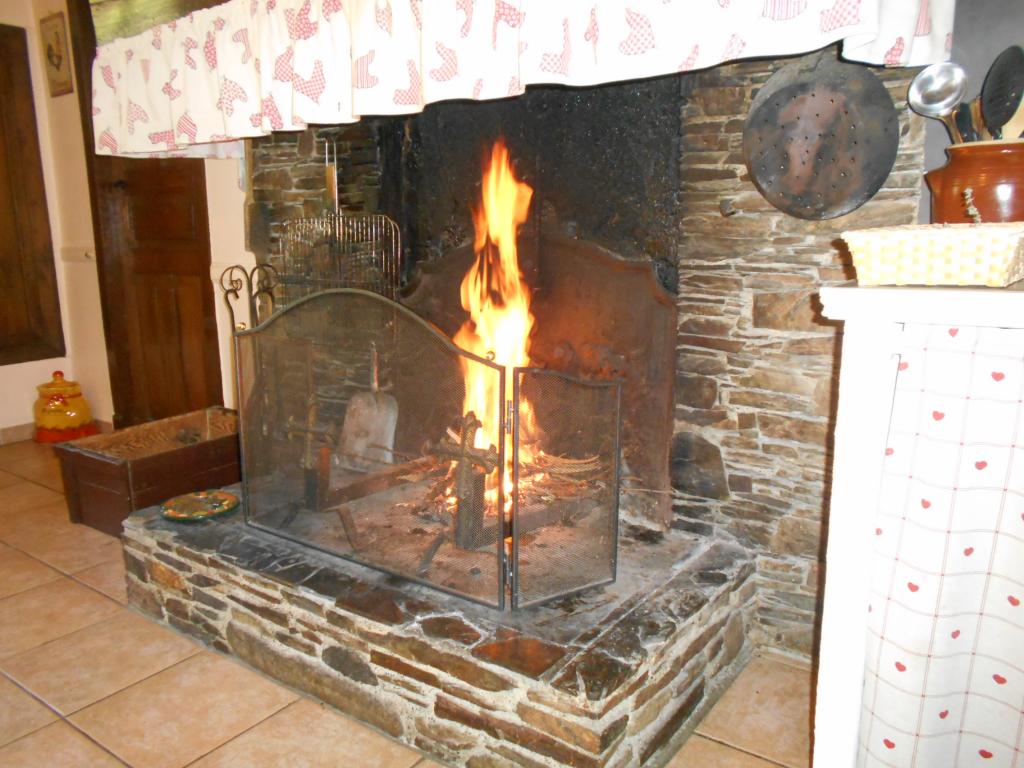 Gîte avec grande cheminée, vues sur les montagnes, animaux acceptés gratuitement, wifi