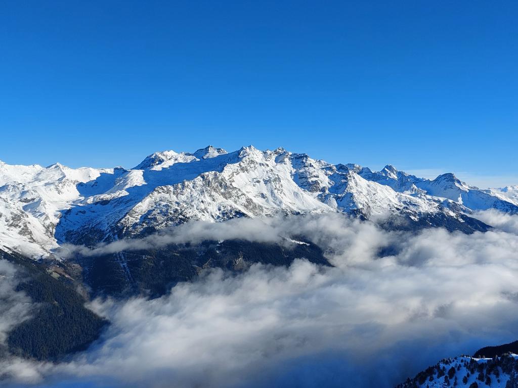 Appartement à la montagne au pied des pistes avec piscine chauffée
