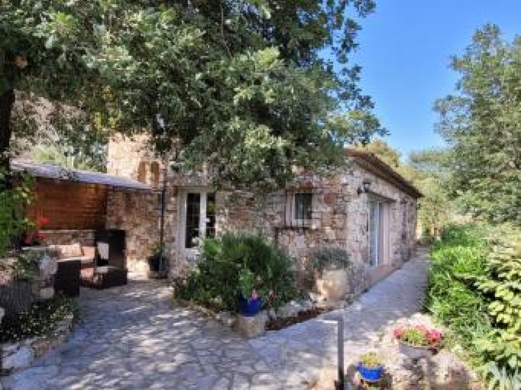 Le Jardin du Cannet : Propriété atypique dans l'esprit bergerie au cœur d'un jardin provençal ouvert toute l'année.