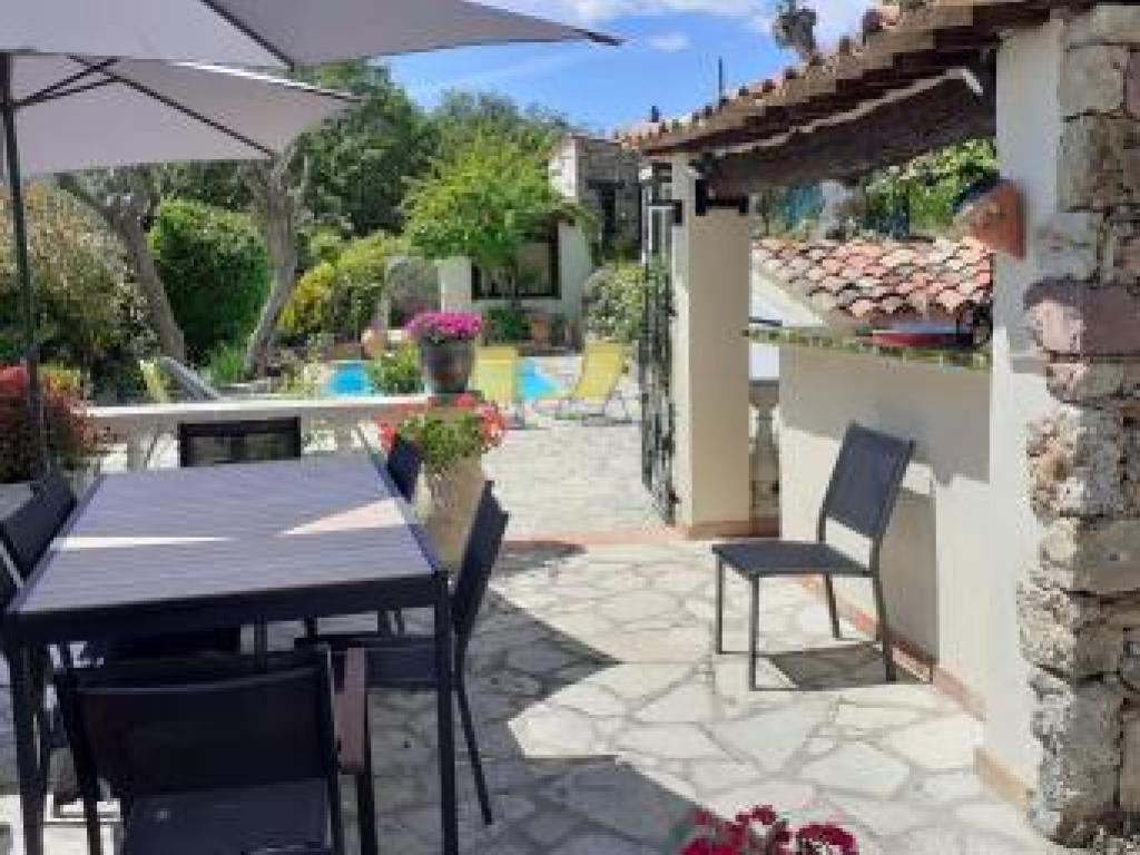 Le Jardin du Cannet : Propriété atypique dans l'esprit bergerie au cœur d'un jardin provençal ouvert toute l'année.