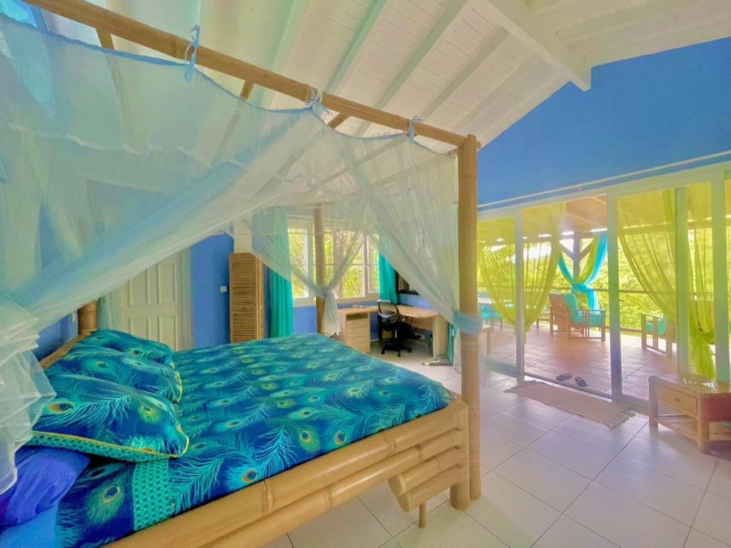 le Gîtes tout confort couleur caraibes pour 2 à 4 pers maxi sans vis à vis sur les hauteurs du Gosier avec piscine 24/24