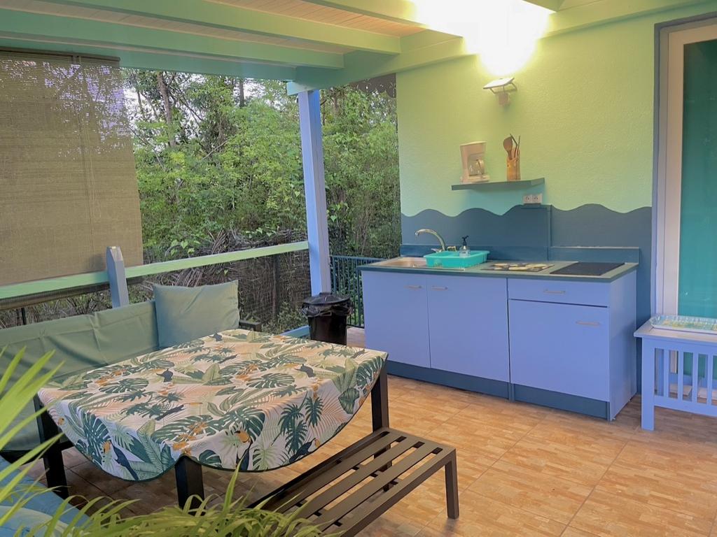 le Gîtes tout confort couleur caraibes pour 2 à 4 pers maxi sans vis à vis sur les hauteurs du Gosier avec piscine 24/24