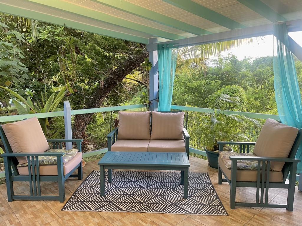 le Gîtes tout confort couleur caraibes pour 2 à 4 pers maxi sans vis à vis sur les hauteurs du Gosier avec piscine 24/24