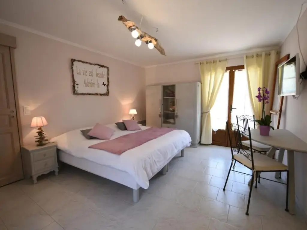 Chambre en bord de mer avec cuisine d'été à partager