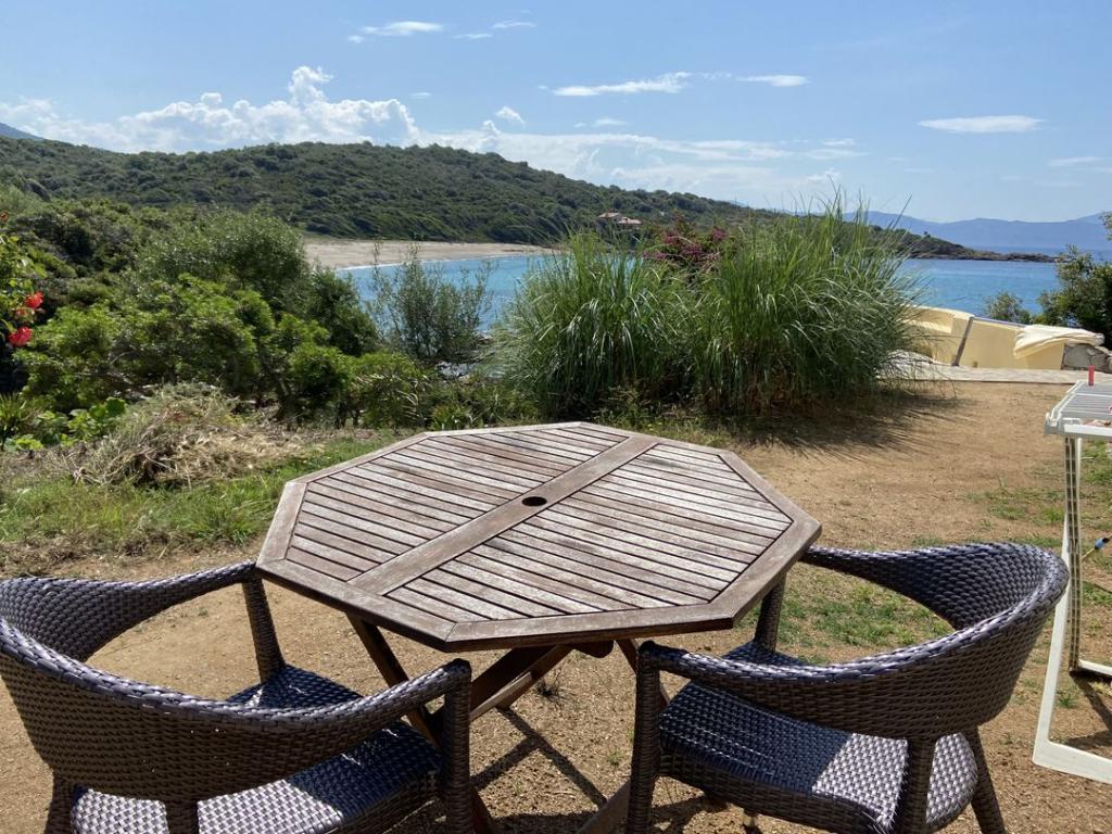 Chambre en bord de mer avec cuisine d'été à partager
