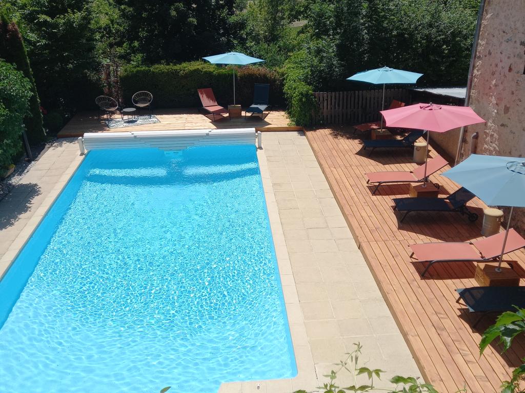 Chambre supérieure exposée plein sud avec accès piscine en saison