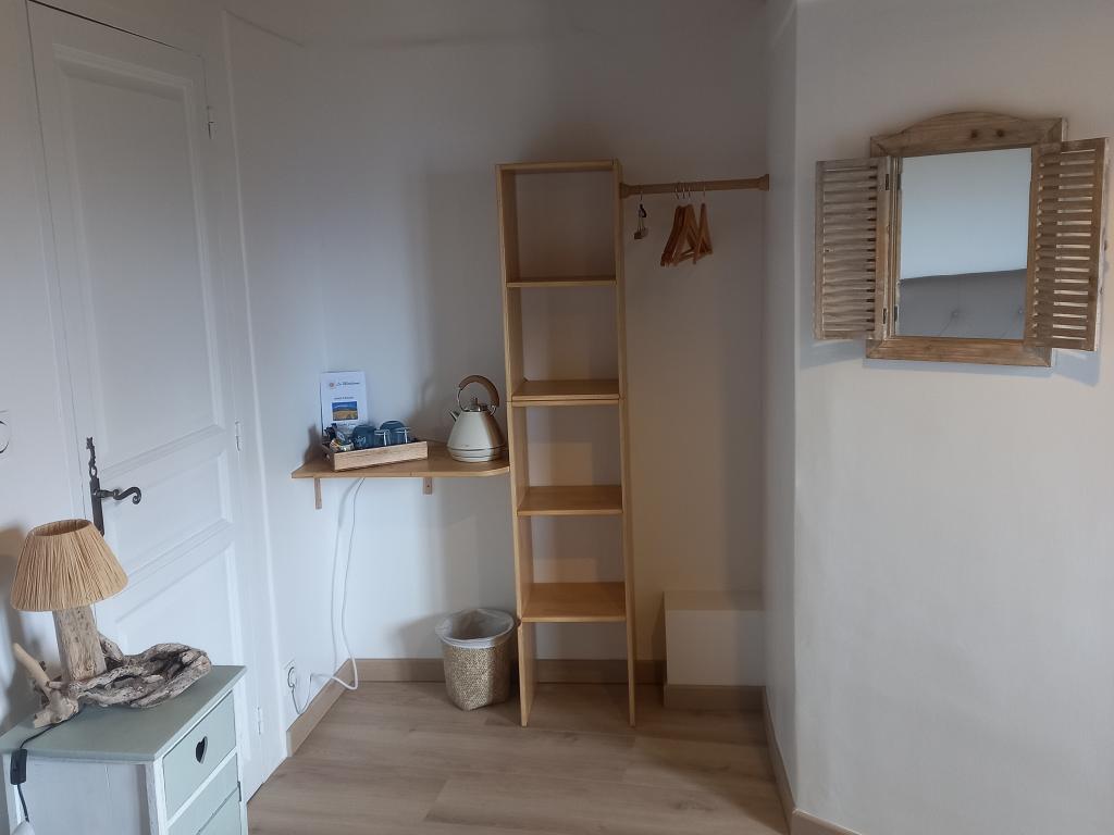 Chambre supérieure exposée plein sud avec vue montagne et jardin et lit Queen Size. Petit déjeuner inclus. Accès piscine en saison