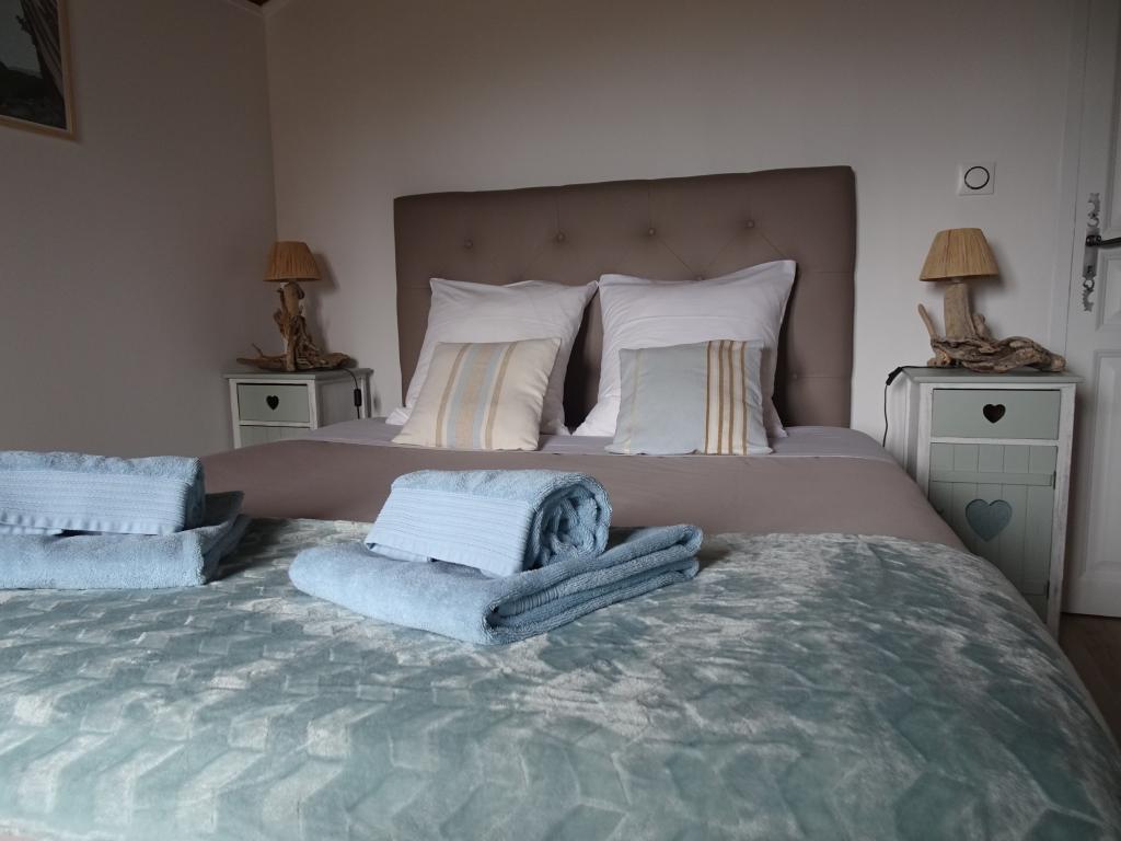 Chambre supérieure exposée plein sud avec vue montagne et jardin et lit Queen Size. Petit déjeuner inclus. Accès piscine en saison