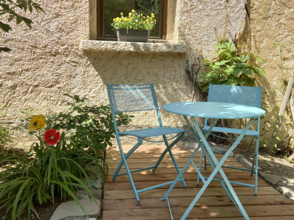 Très jolie chambre cosy alliant modernité & authenticité au calme avec vue sur la montagne Cuerate et avec accès à la piscine en saison
