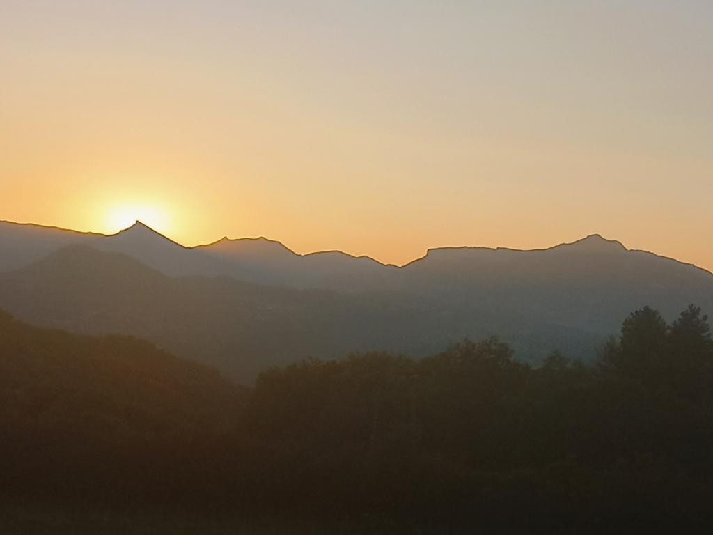 Gite pour 4-5 personnes avec vue imprenable sur les montagnes proche du lac de Serre-Ponçon. Piscine à disposition en saison