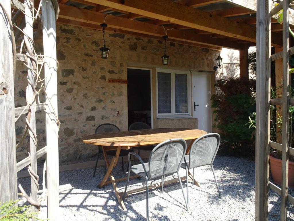 Gite pour 4-5 personnes avec vue imprenable sur les montagnes proche du lac de Serre-Ponçon. Piscine à disposition en saison