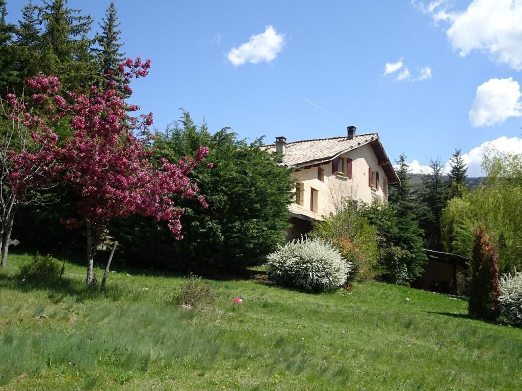 Très jolie chambre cosy alliant modernité & authenticité au calme avec vue sur la montagne Cuerate et avec accès à la piscine en saison