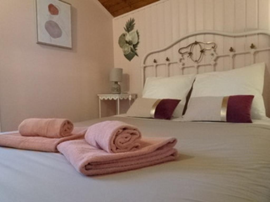 Très jolie chambre romantique au calme avec vue sur la montagne Cuerate et avec accès à la piscine en saison