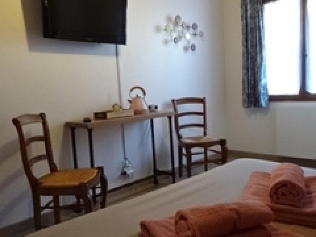 Très jolie chambre romantique au calme avec vue sur la montagne Cuerate et avec accès à la piscine en saison