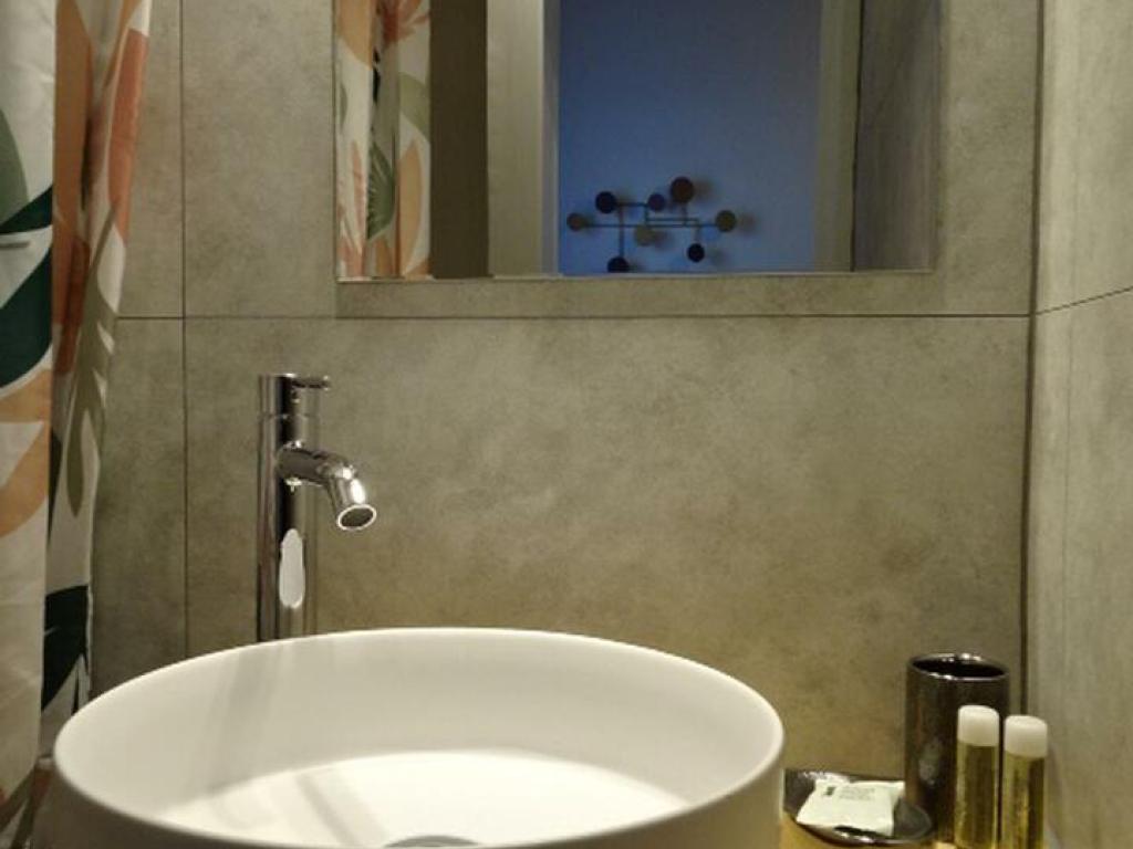 Très jolie chambre romantique au calme avec vue sur la montagne Cuerate et avec accès à la piscine en saison
