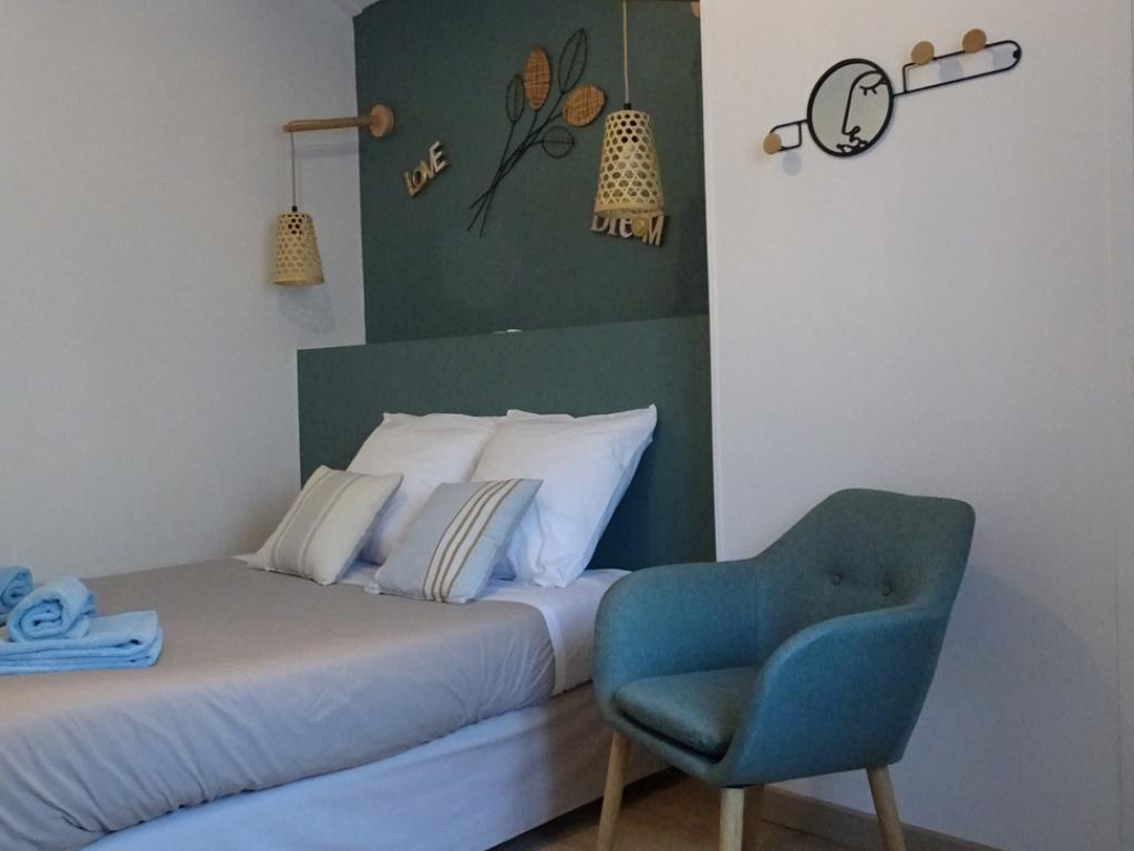Très jolie chambre cosy alliant modernité & authenticité au calme avec vue sur la montagne Cuerate et avec accès à la piscine en saison