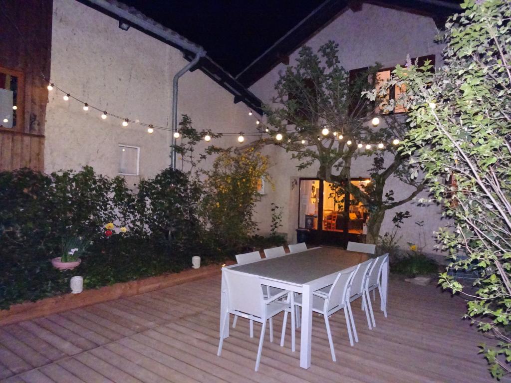 Chambre supérieure exposée plein sud avec accès piscine en saison