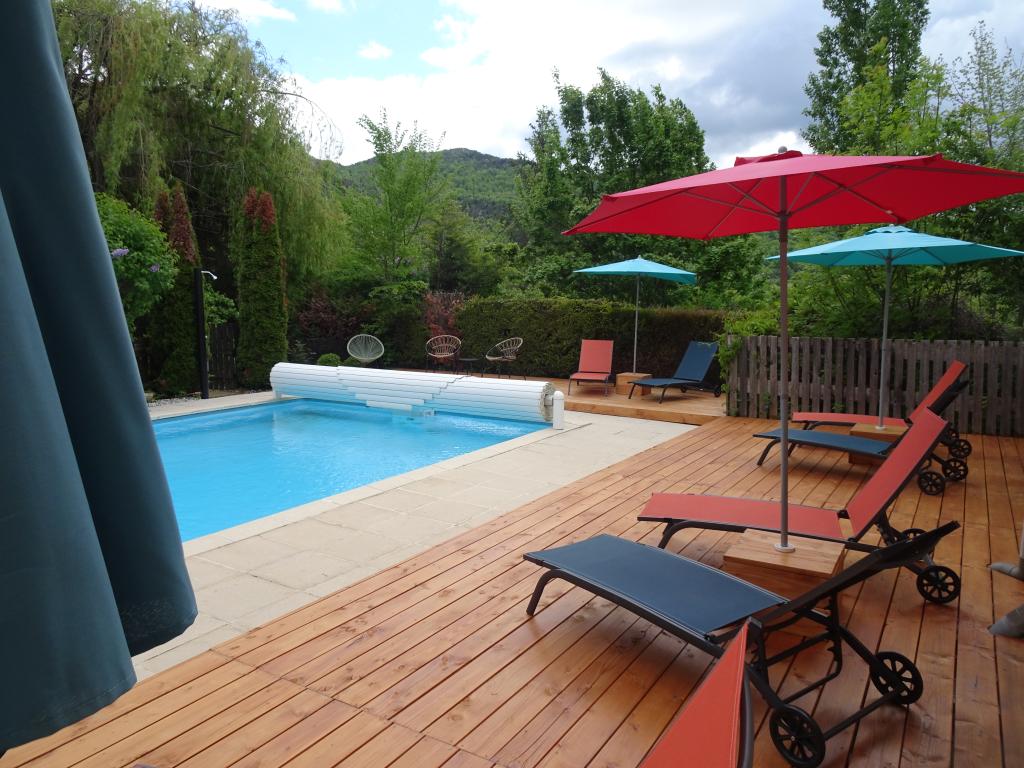 Très jolie chambre cosy alliant modernité & authenticité au calme avec vue sur la montagne Cuerate et avec accès à la piscine en saison