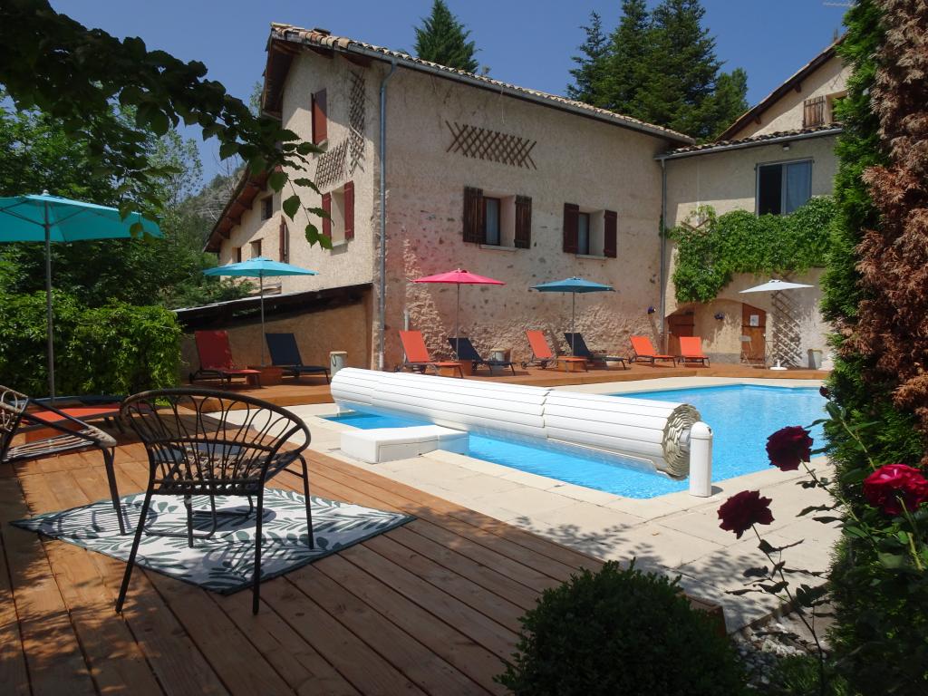 Très belle chambre avec vue imprenable sur les montagnes environnantes et avec accès à la piscine en saison