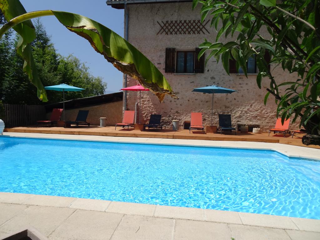 Chambre supérieure exposée plein sud avec vue montagne et jardin et lit Queen Size. Petit déjeuner inclus. Accès piscine en saison