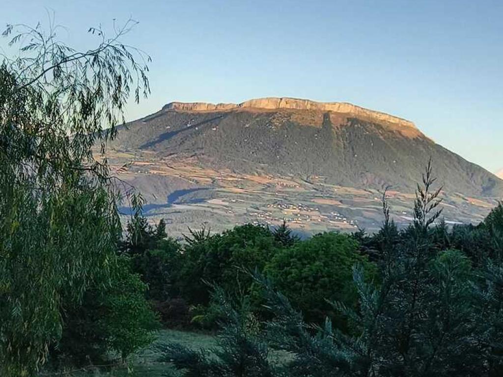 Très jolie chambre romantique au calme avec vue sur la montagne Cuerate et avec accès à la piscine en saison