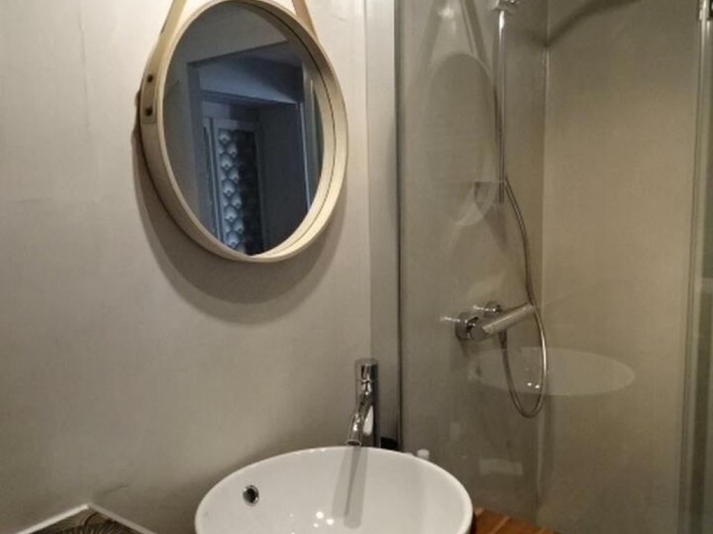 Très belle chambre avec vue imprenable sur les montagnes environnantes et avec accès à la piscine en saison