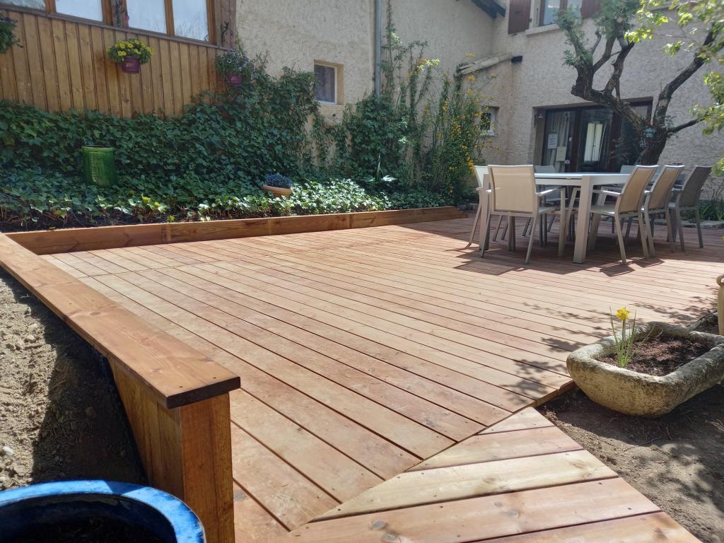 Très belle chambre avec vue imprenable sur les montagnes environnantes et avec accès à la piscine en saison