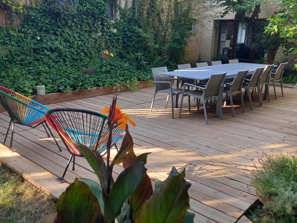 Chambre supérieure exposée plein sud avec vue montagne et jardin et lit Queen Size. Petit déjeuner inclus. Accès piscine en saison