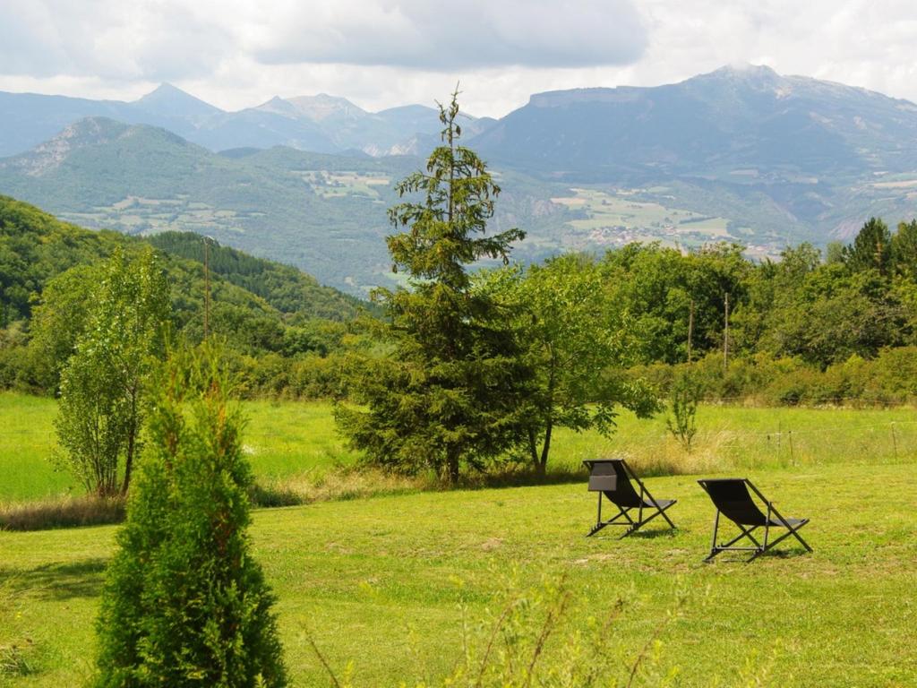 Chambre supérieure exposée plein sud avec vue montagne et jardin et lit Queen Size. Petit déjeuner inclus. Accès piscine en saison