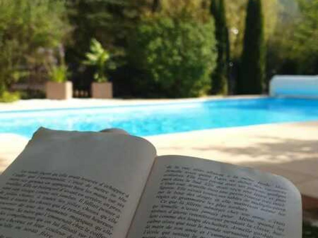 Très belle chambre avec vue imprenable sur les montagnes environnantes et avec accès à la piscine en saison