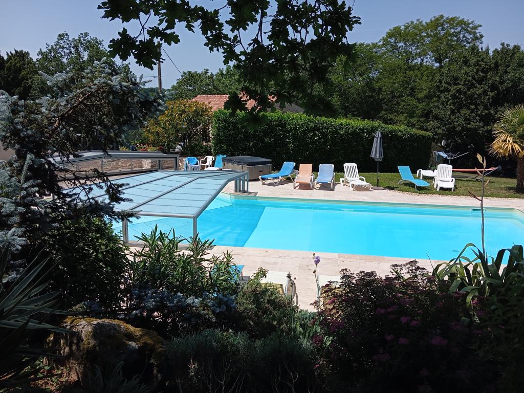 GITE LA PETITE FOLIE, 8/10 personnes, piscine couverte, 15mn Luçon, entre mer et bocage, à 25mn de la Tranche/Mer,