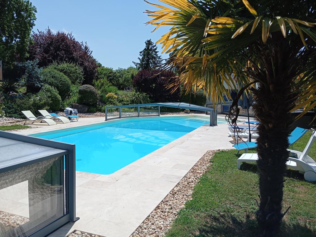 GITE LA PETITE FOLIE, 8/10 personnes, piscine couverte, 15mn Luçon, entre mer et bocage, à 25mn de la Tranche/Mer,
