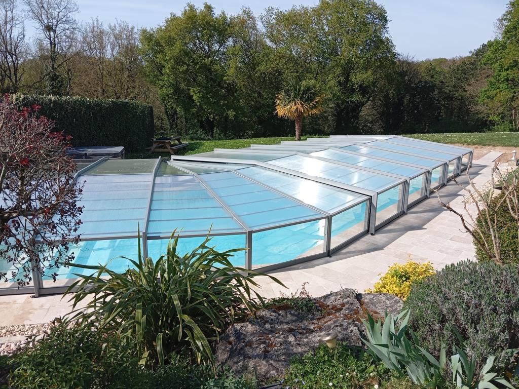 GITE LA PETITE FOLIE, 8/10 personnes, piscine couverte, 15mn Luçon, entre mer et bocage, à 25mn de la Tranche/Mer,