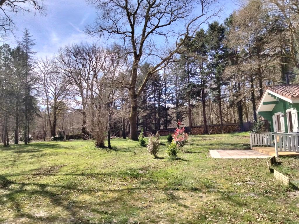 Chalet gite confortable avec piscine partagée pour 4 personnes dans les bois (1 animal accepté) - La forge d'Espelette du Hameau Secret