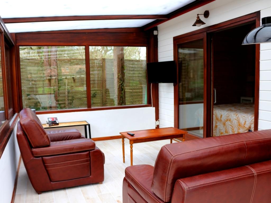 Chalet gite confortable avec piscine partagée pour 4 personnes dans les bois (1 animal accepté) - La forge d'Espelette du Hameau Secret