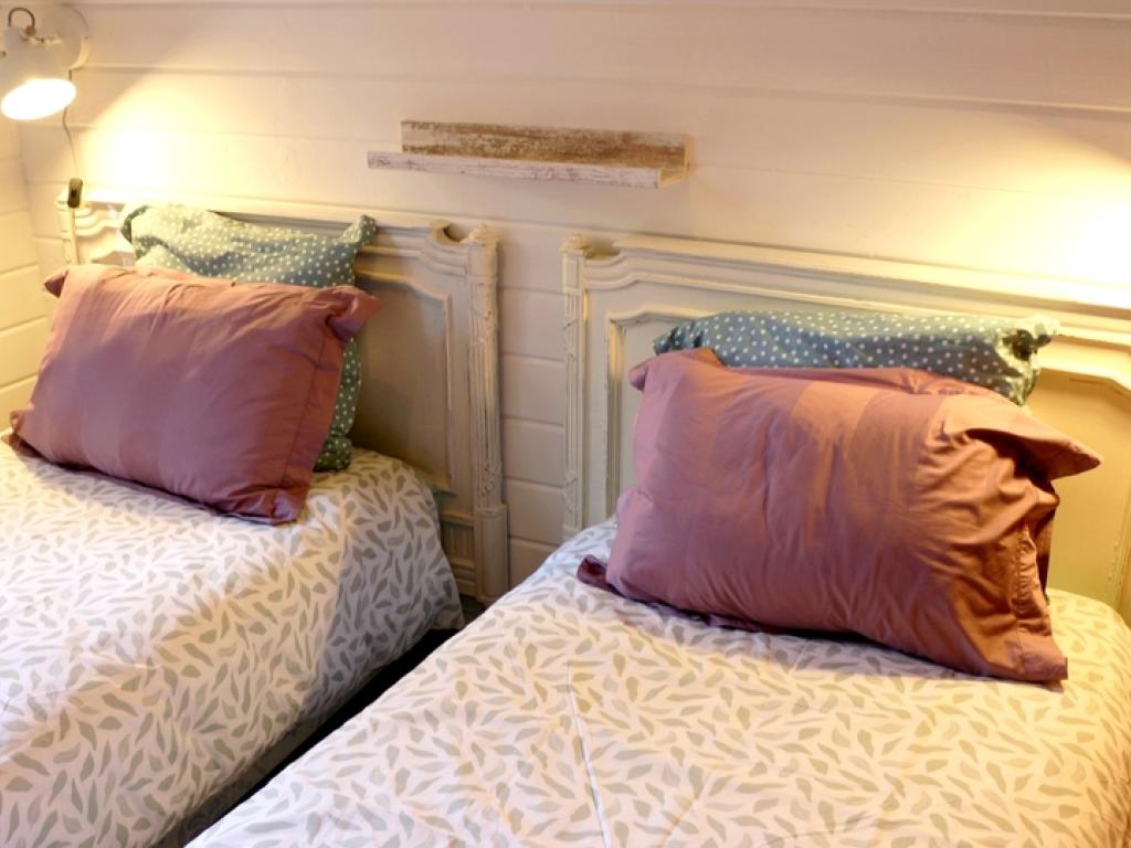 Chalet gite confortable avec piscine partagée pour 4 personnes dans les bois (1 animal accepté) - La forge d'Espelette du Hameau Secret