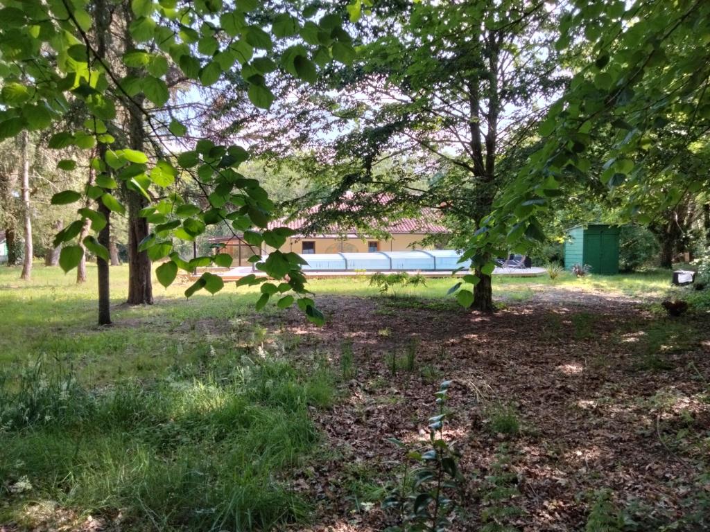 Chalet gite confortable avec piscine partagée pour 4 personnes dans les bois (1 animal accepté) - La forge d'Espelette du Hameau Secret