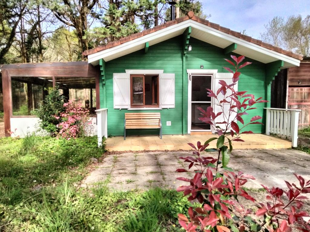 Chalet gite confortable avec piscine partagée pour 4 personnes dans les bois (1 animal accepté) - La forge d'Espelette du Hameau Secret