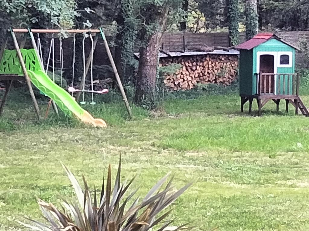 Chalet gite confortable avec piscine partagée pour 4 personnes dans les bois (1 animal accepté) - La forge d'Espelette du Hameau Secret