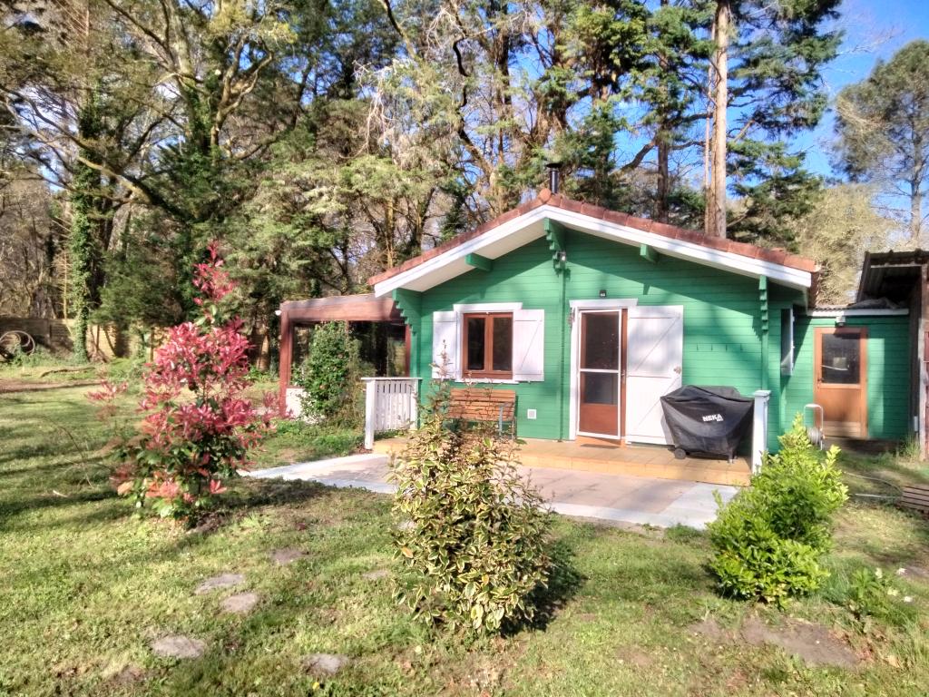 Chalet gite confortable avec piscine partagée pour 4 personnes dans les bois (1 animal accepté) - La forge d'Espelette du Hameau Secret