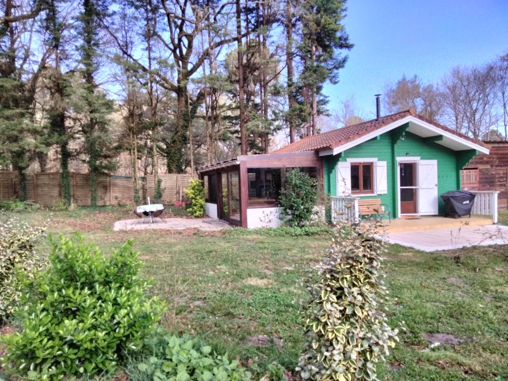 Chalet gite confortable avec piscine partagée pour 4 personnes dans les bois (1 animal accepté) - La forge d'Espelette du Hameau Secret