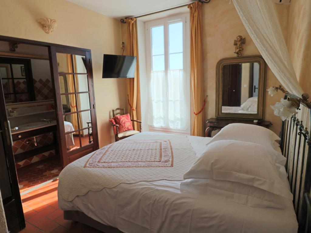 HÔTEL VILLA ROSERAIE ouvert toute l'année : LA NUIT, SEMAINE, MOIS, ANNEE.