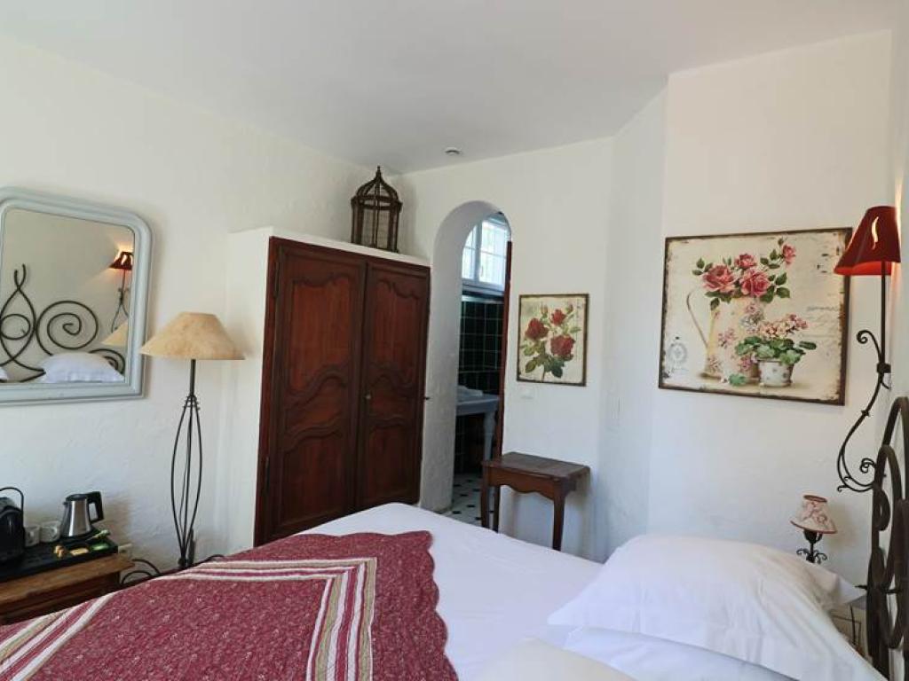 HÔTEL VILLA ROSERAIE ouvert toute l'année : LA NUIT, SEMAINE, MOIS, ANNEE.