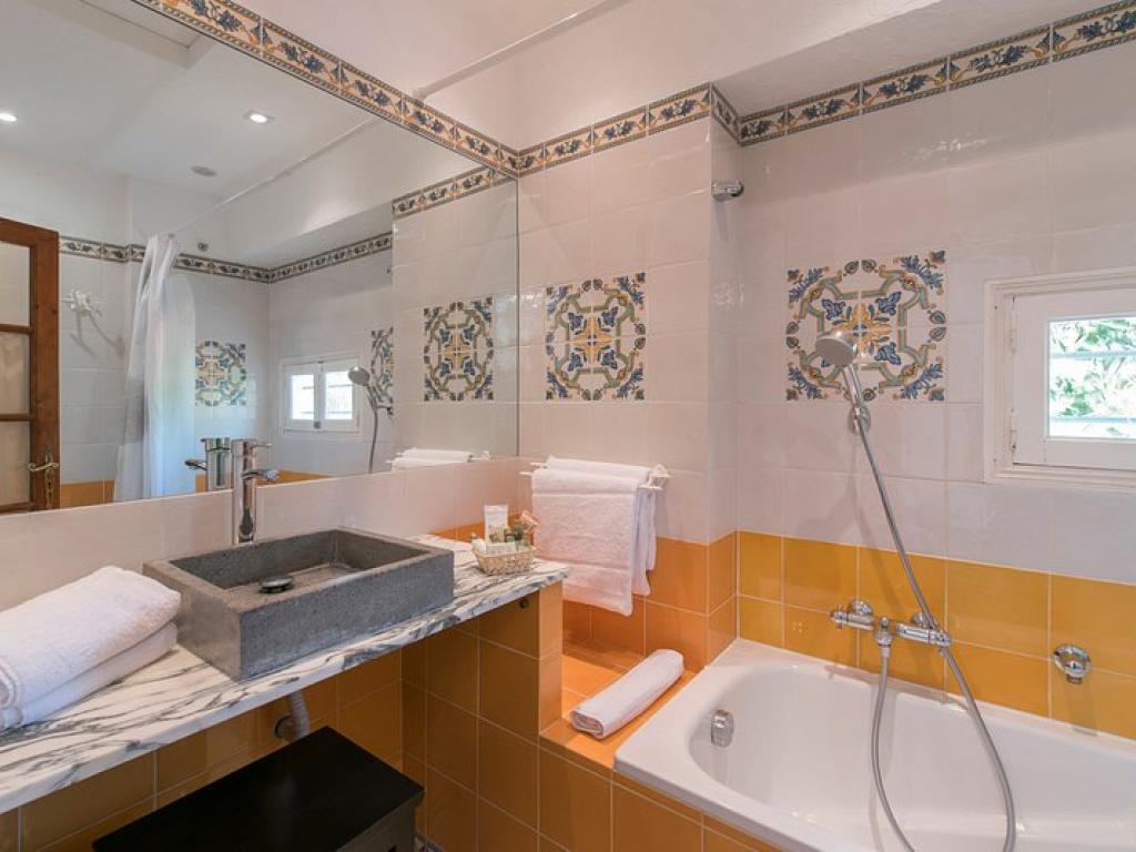 HÔTEL VILLA ROSERAIE ouvert toute l'année : LA NUIT, SEMAINE, MOIS, ANNEE.
