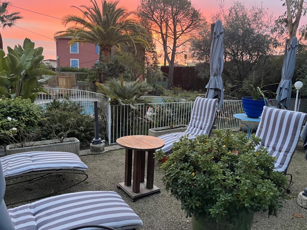 HÔTEL VILLA ROSERAIE ouvert toute l'année : LA NUIT, SEMAINE, MOIS, ANNEE.