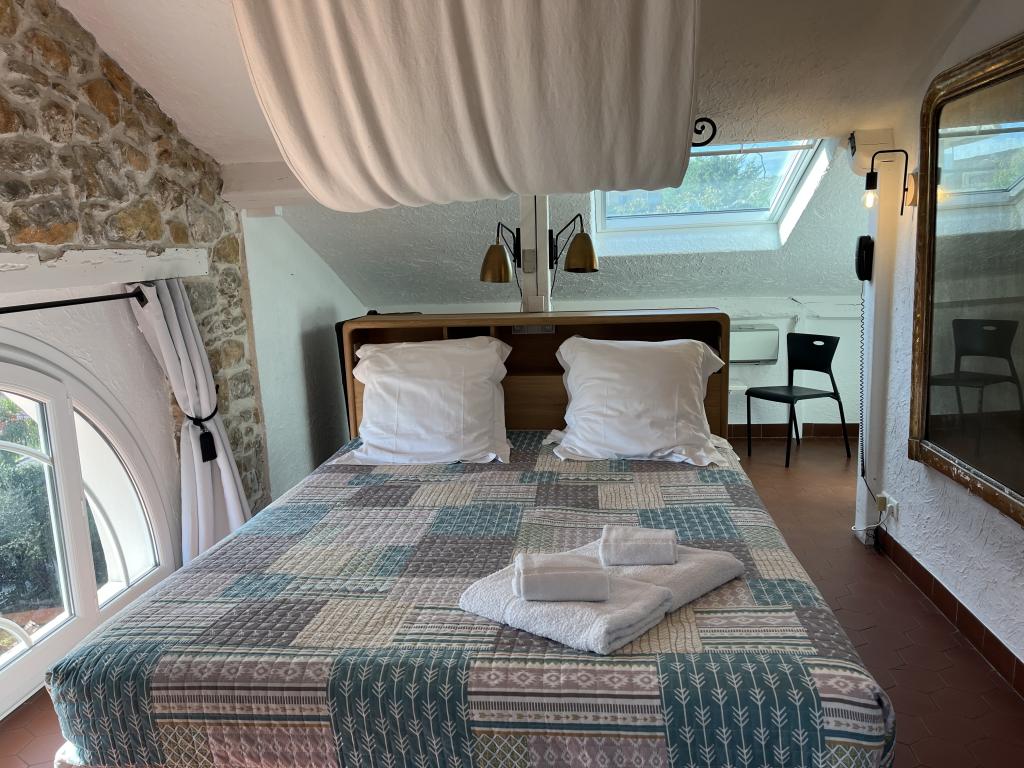 HÔTEL VILLA ROSERAIE ouvert toute l'année : LA NUIT, SEMAINE, MOIS, ANNEE.