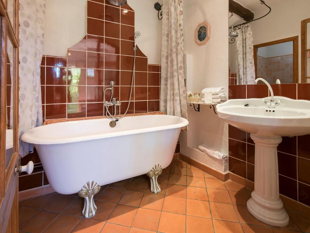 HÔTEL VILLA ROSERAIE ouvert toute l'année : LA NUIT, SEMAINE, MOIS, ANNEE.