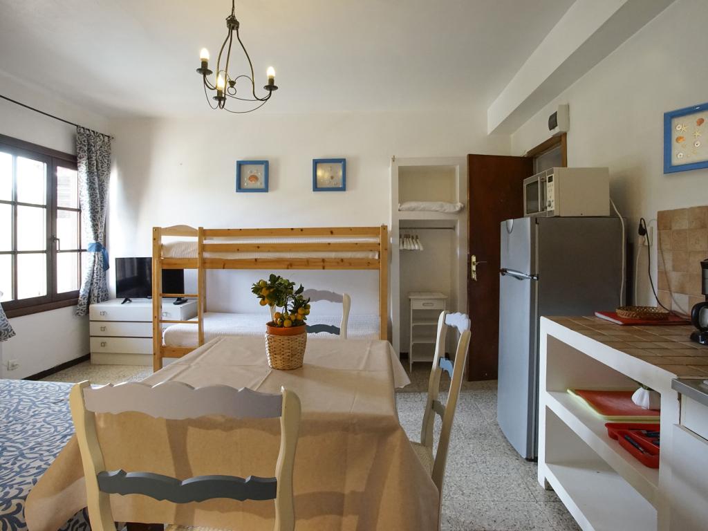 STUDIO REZ DE CHAUSSEE PROCHE PLAGE BERGERIE