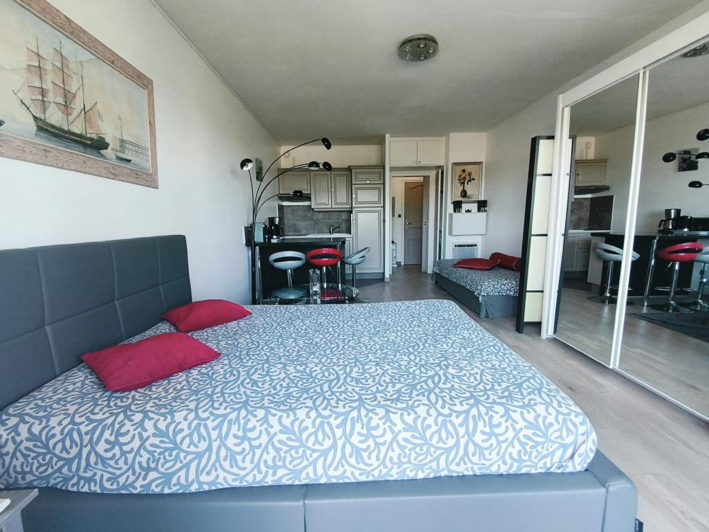 GRAND STUDIO CLIMATISÉ AVEC PISCINE PRESQU'ÎLE DE GIENS
